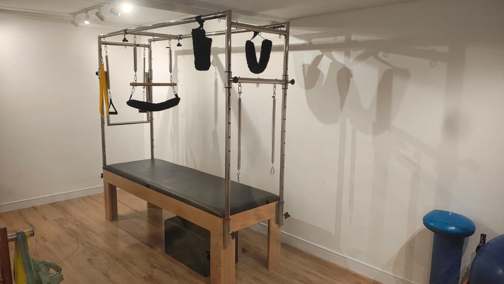 Aparelho Cadillac de Pilates em estúdio profissional